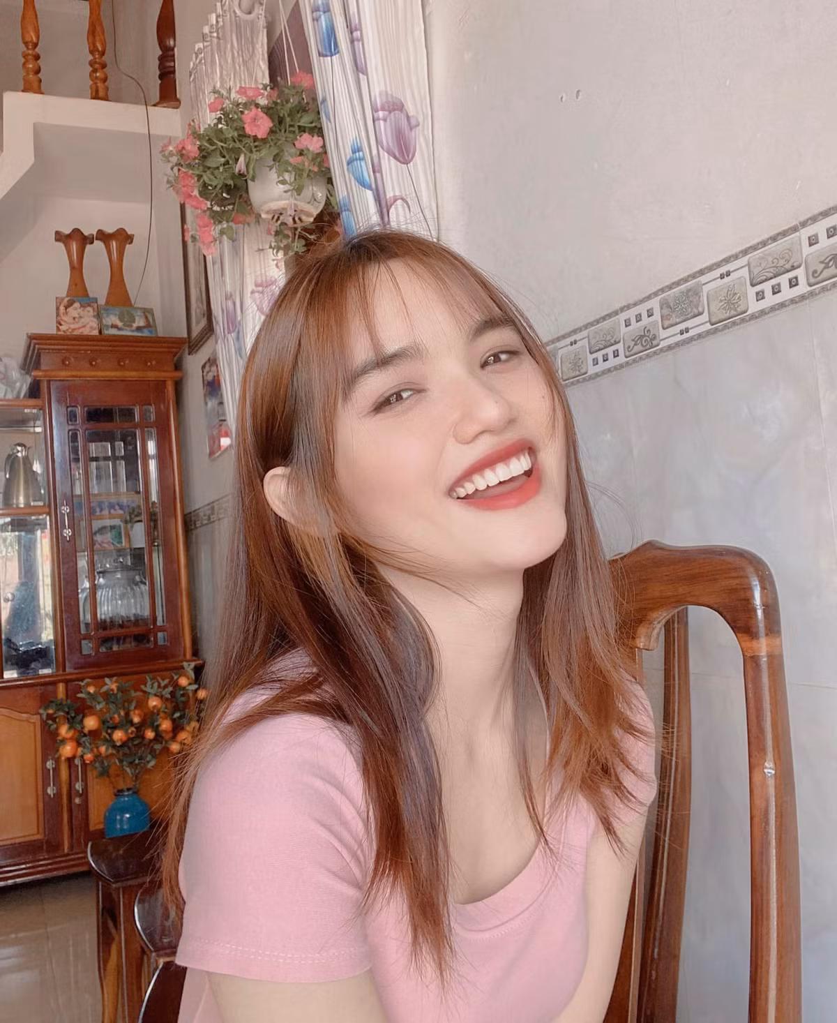 Ái Thy từng tự giới thiệu: “Ngoại hình xinh xắn, nói chuyện khéo léo, tự tin, tính cách trẻ trung. Thy là con út nhưng thích nấu ăn, thích đi shopping… Cô muốn quen một người đang sống ở Sài Gòn để có động lực rời Buôn Ma Thuột, xuống đây làm việc”.
