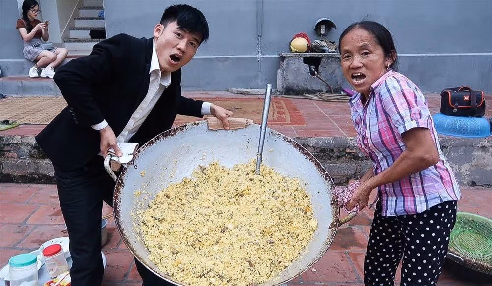 Không còn nổi tiếng như xưa, kênh của bà Tân Vlog cũng như con trai đang dần thụt lùi về view, tương tác và doanh thu.