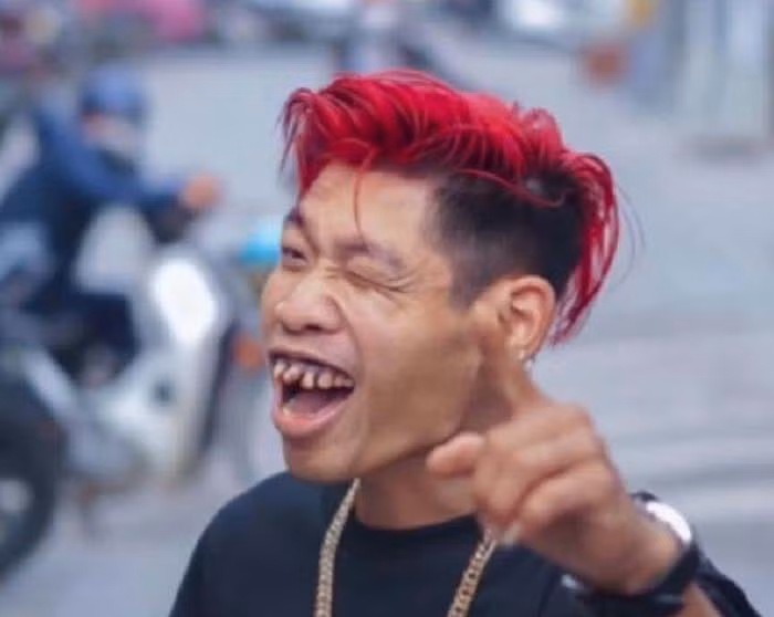 Sở hữu 1,7 triệu lượt theo dõi và 23 triệu lượt thả tim, clip của trên kênh TikTok của Thông Soái Ca luôn thu hút lượng tương tác khủng dù luôn thể hiện phong cách thời trang dị thường hay nói những lời đậm chất ngôn tình sến sẩm.