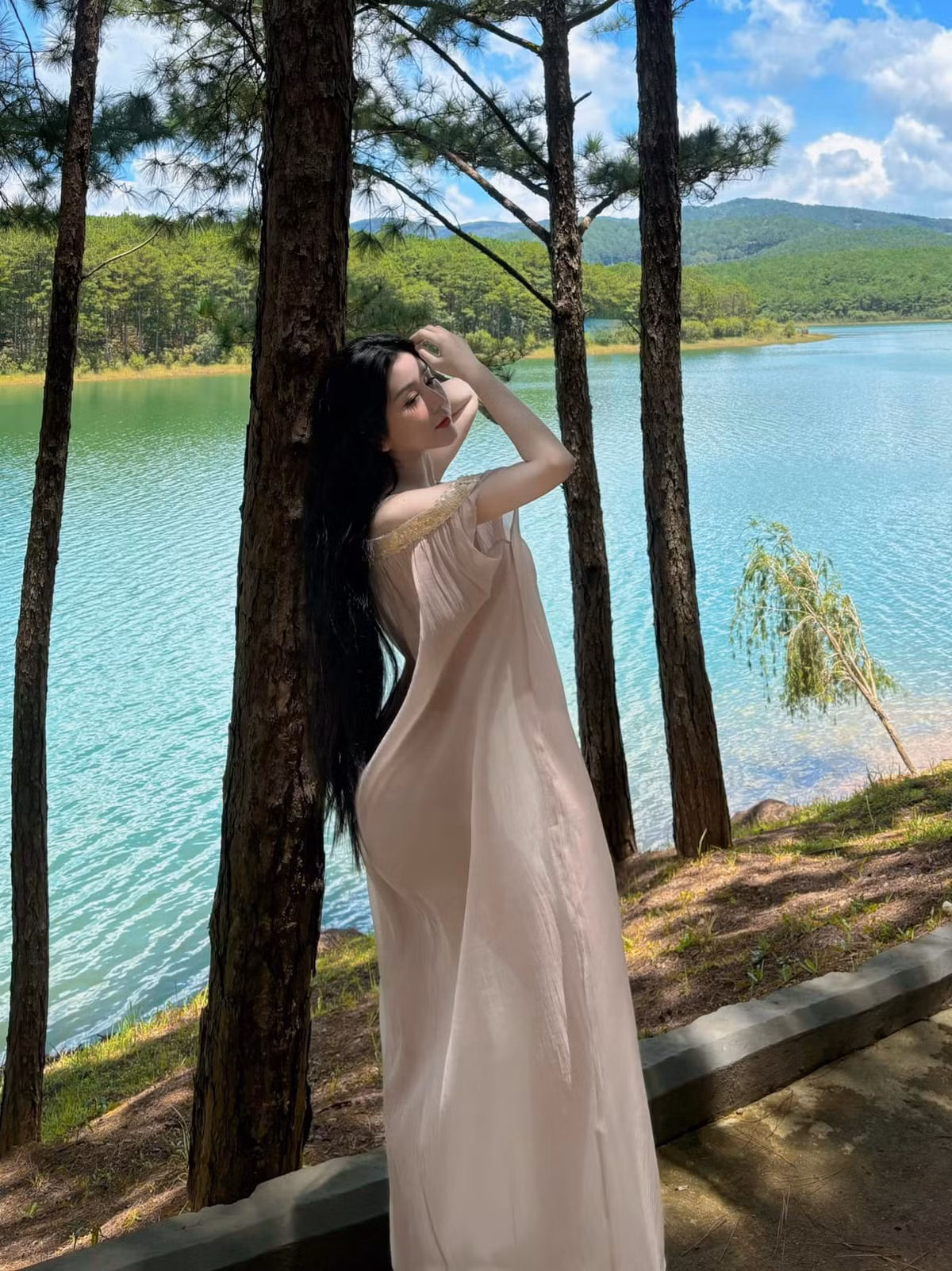 Vẫn thường xuyên áp dụng công thức cũ gồm ảnh xinh cùng dòng chú thích "thả thính" nhẹ, Võ Ngọc Trân khiến không biết bao nhiêu fan nam điêu đứng, "trồng cây si" u mê nhan sắc nõn nà, trắng không tì vết.