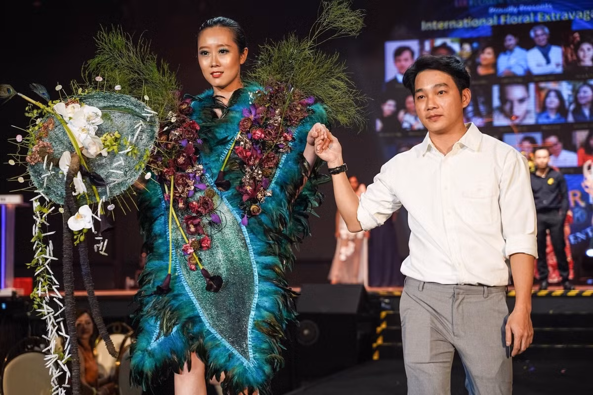 Nhân ngày của mẹ, PV có dịp ngồi trò chuyện với nghệ sĩ hoa Đức Lợi và anh chàng như được dịp để trải lòng những tâm sự về thân sinh cũng như câu chuyện nghề của mình.