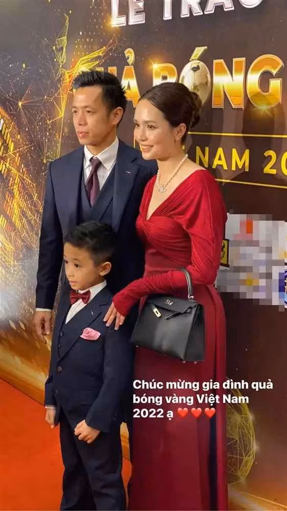 Một trong những nhân vật thu hút sự chú ý không kém trong buổi lễ tối qua chính là Huyền Mi (vợ Văn Quyết). Hot mom 1 con còn là chị gái "công chúa béo" Quỳnh Anh (vợ Đỗ Duy Mạnh).