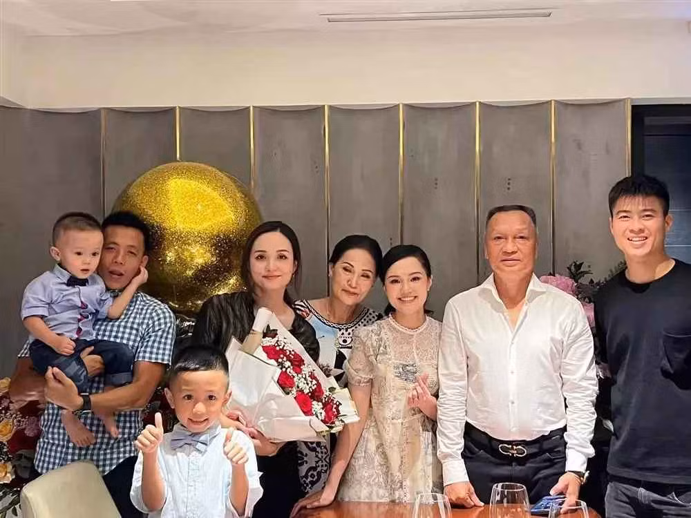 Qua ảnh em gái "tag", Huyền Mi vẫn gây ấn tượng với thần thái tươi tắn, làn da mịn màng không tì vết.