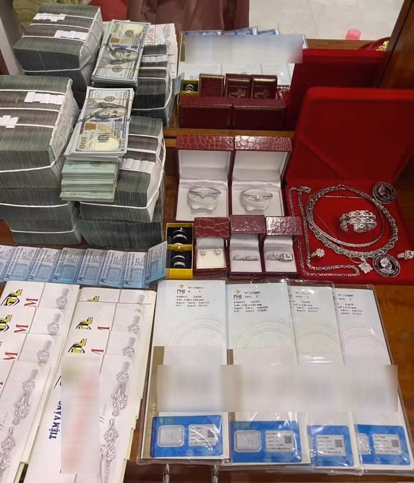 Cụ thể, mẹ cô dâu đã trao tổng cộng 10 cây vàng, nhẫn hột xoàn trị giá 400 triệu, chiếc lắc 9 hột xoàn và vòng kiềng đeo trĩu cổ con gái.