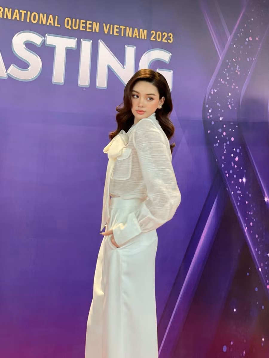 Hot girl chuyển giới Đan Tiên được nhiều người nhận xét có gương mặt hao hao "quốc bảo showbiz Thái" - mỹ nhân nổi tiếng trong phim "Chiếc lá cuốn bay" Baifern Pimchanok.