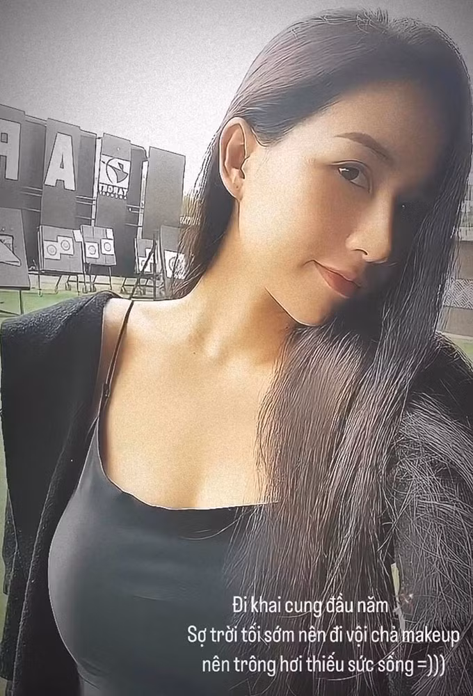 Dựa vào cách Trọng Hùng gắn thẻ nhân vật trong ảnh, nhiều người biết được nửa kia của chân sút quê Thanh Hóa có tên thường gọi là Trang Trang. Người hâm mộ nhận xét, bộ đôi chuẩn hình tượng "trai tài gái sắc".