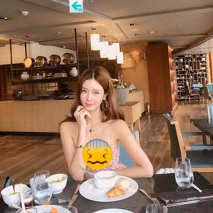 Thậm chí, nhiều netizen còn ví von vẻ ngoài của Yoo Jin làm sáng bừng khung cảnh xung quanh.