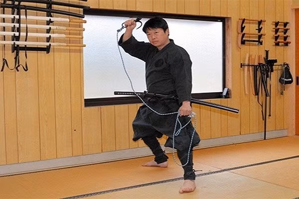Video: Gap go nguoi dan ong dau tien co bang nghien cuu ve Ninja