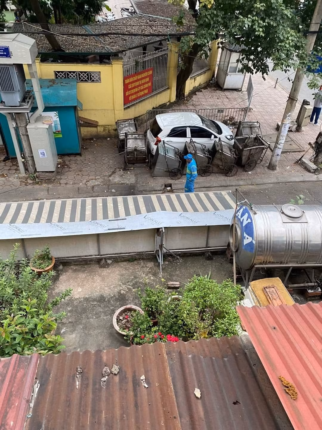 Mới đây trên các diễn đàn liên quan đến xe cộ, lan truyền câu chuyện về văn hóa đỗ xe. Lần này, tài xế đã chọn vị trí là khu tập kết xe rác để "ngự".
