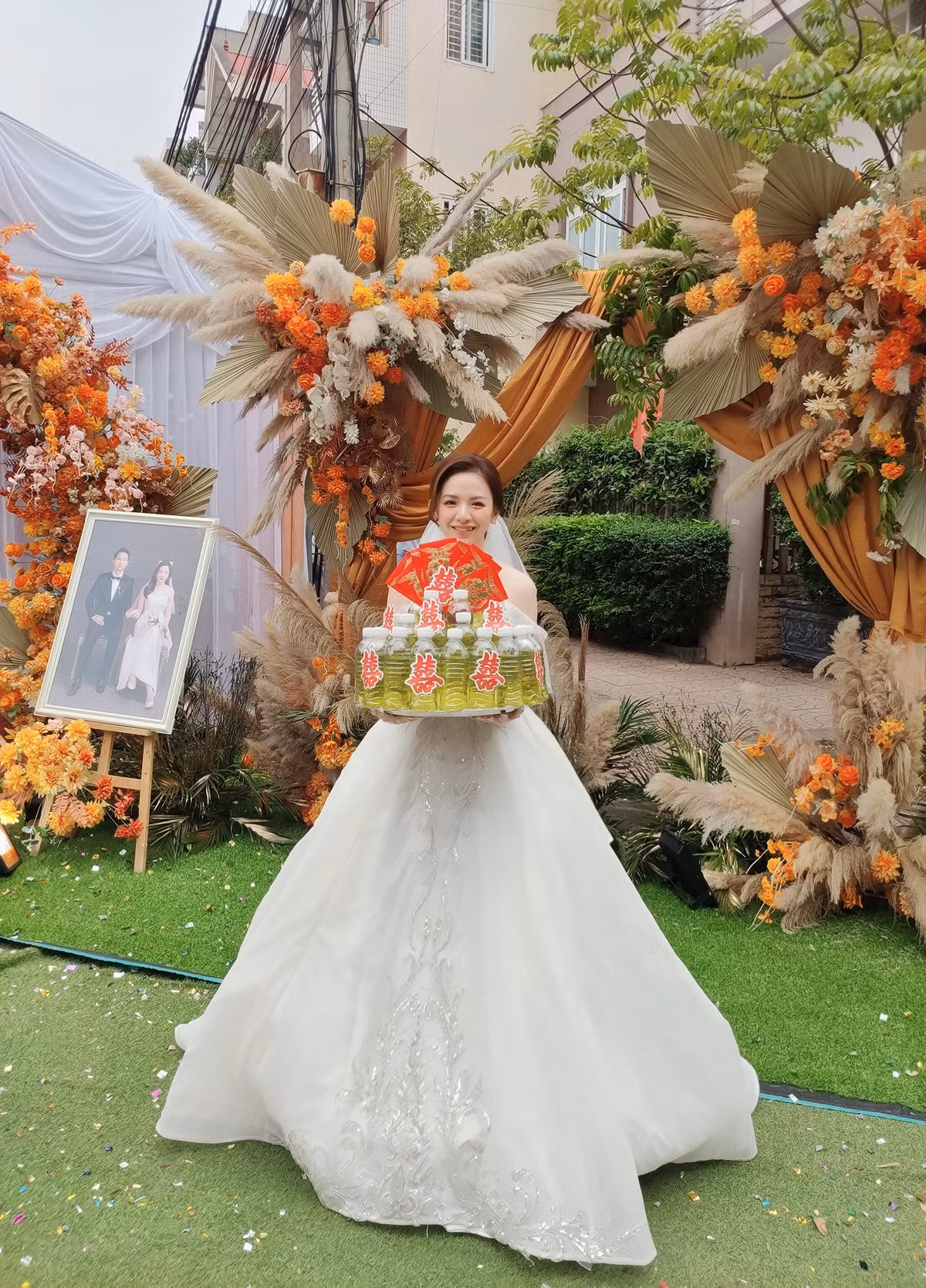 10 lít xăng của hội bạn thân cô dâu Khánh Hoà được đóng vào nhiều chai nhỏ xinh xắn, trang trí đẹp mắt cùng với chữ Hỷ và lời chúc trăm năm hạnh phúc.