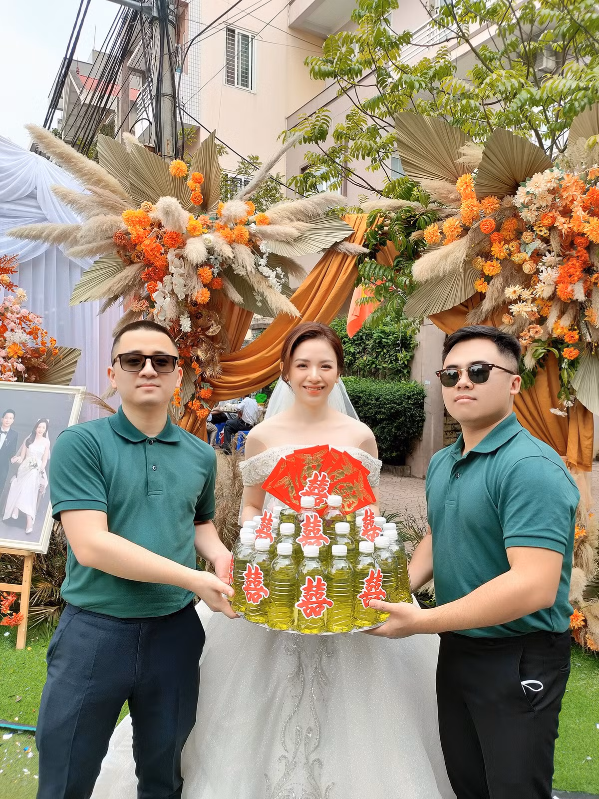 Mới đây, cộng đồng mạng liên tiếp chuyền tay nhau khoảnh khắc cô dâu nhận quà cưới "độc lạ" từ hội bạn thân. Chẳng phải chậu, xô hay ghế tình yêu mà lần này là 10 lít xăng.
