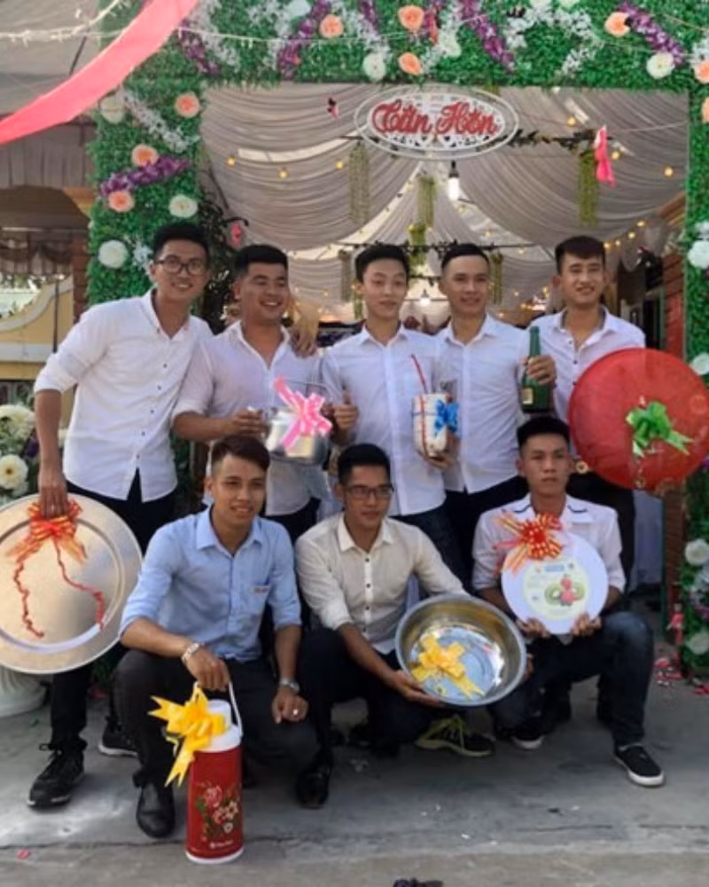 Chia sẻ về ý tưởng độc lạ này, Hoàng Đại - một thành viên trong nhóm bạn thân của cô dâu tiết lộ: "Vì thời điểm giá xăng tăng đang thu hút sự quan tâm và tác động đến cuộc sống của nhiều người. Đồng thời, chúng mình muốn chọn hiện vật có cùng tông màu với trang phục xanh. Chúng mình cũng chọn con số tròn trịa là 10 lít nhằm thể hiện ngụ ý về sự giàu sang phú quý, chúc cô dâu chú rể hạnh phúc trăm năm. Và bao nhiêu chai xăng là bấy nhiêu em bé."