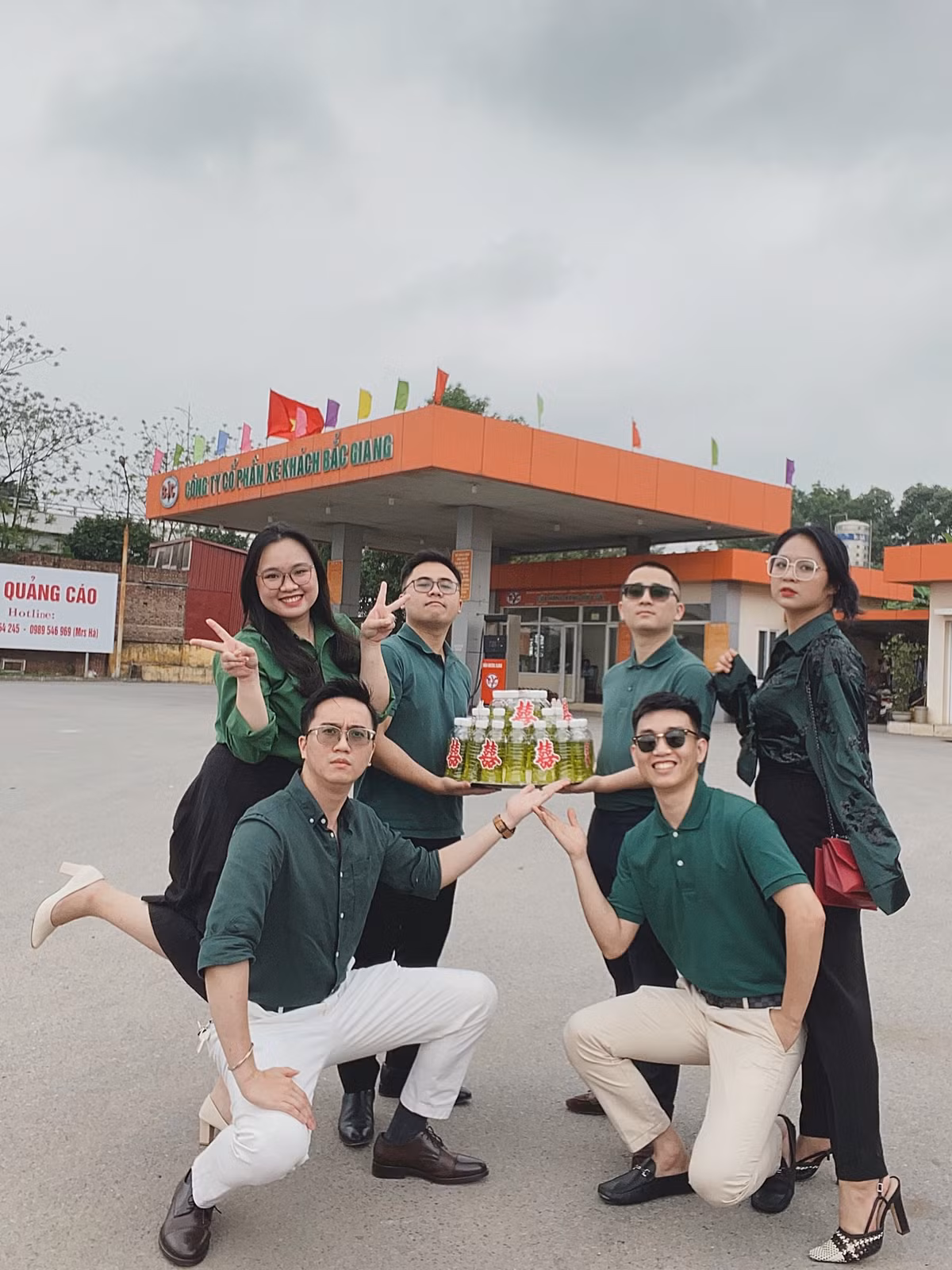 Trước món quà cưới "xa xỉ", Khánh Hoà tỏ vẻ rất thích thú và khá bất ngờ về mức độ "lầy lội" của hội bạn thân. Được biết món quà thiết thực này được chuẩn bị bởi nhóm bạn từ những năm cấp 3 của cô dâu.