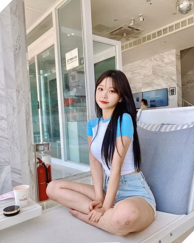 Sinh năm 1995 với thân hình nóng bỏng, đặc biệt là vòng 1 ngộp thở thế nhưng Park Min Jung sở hữu gương mặt với nhan sắc ngược lại.