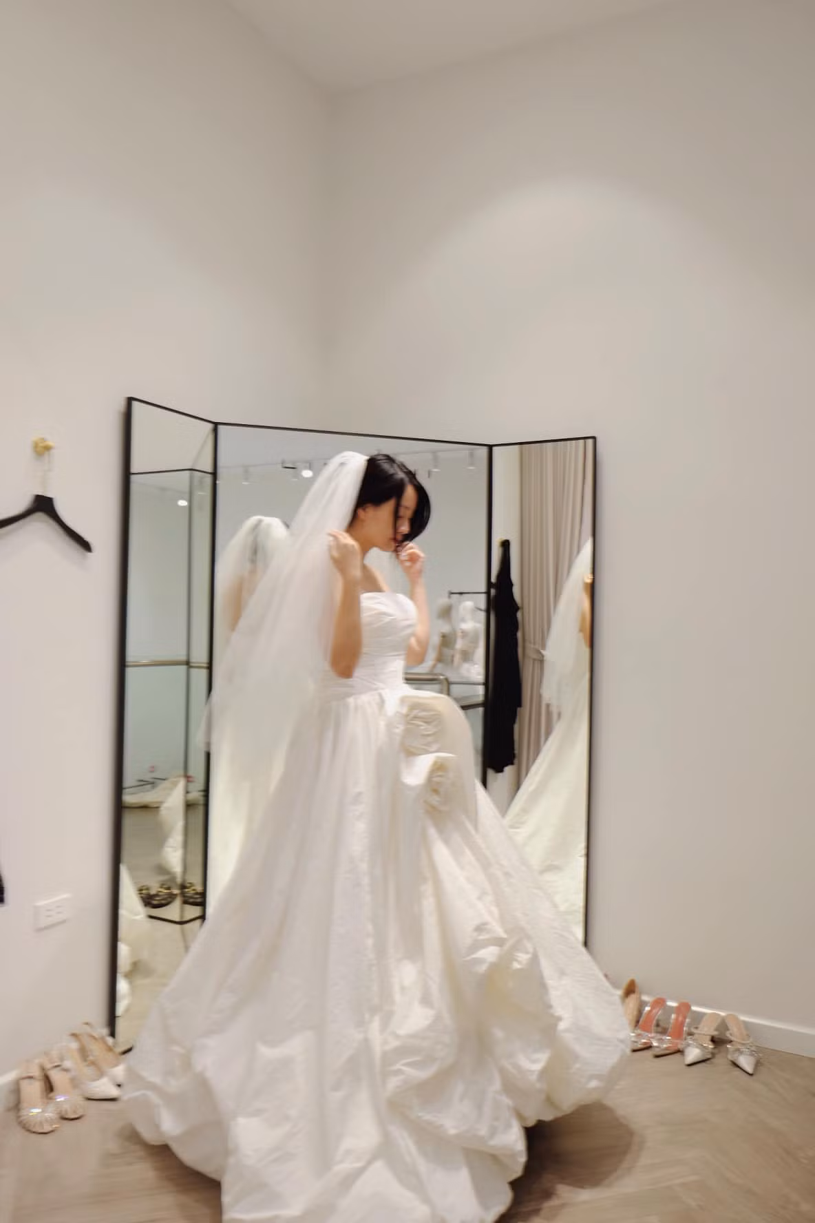 Đám cưới MC Quỳnh Chi và bạn trai Quang Duy diễn ra tối 28/10 tại Hà Nội. Cô nhận lời cầu hôn vào cuối tháng 6.