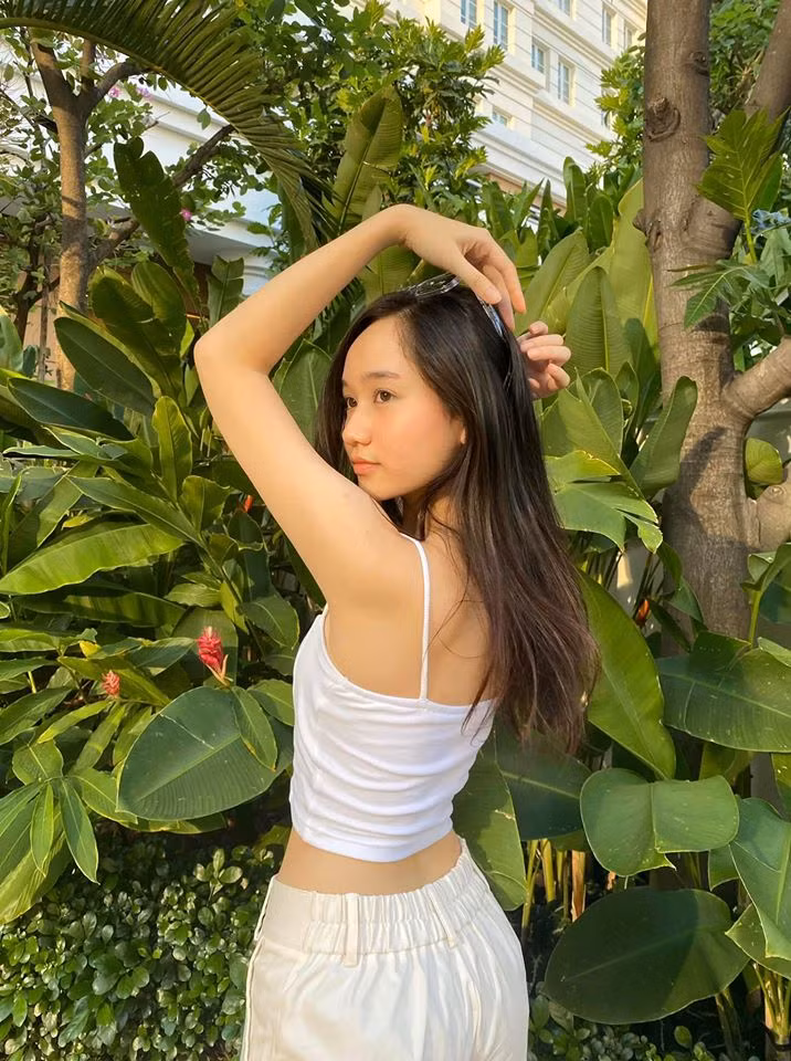 Nhiều nhận xét cho rằng hình ảnh này không phù hợp với Trúc Anh, trông "chín ép" và quyến rũ quá đà.