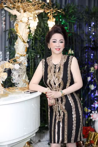 Bên cạnh đó, nhiều netizen cũng cho biết việc người ngoài bàn tán là không nên và bà Phương Hằng không nên tham gia vào vấn đề này.