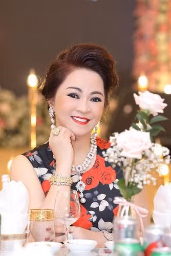 Ngoài ra, tỷ phú Hoàng Kiều cũng có con, nên bà Phương Hằng lo lắng 23 người con nuôi sau này đòi tỷ phú "phân chia tài sản".