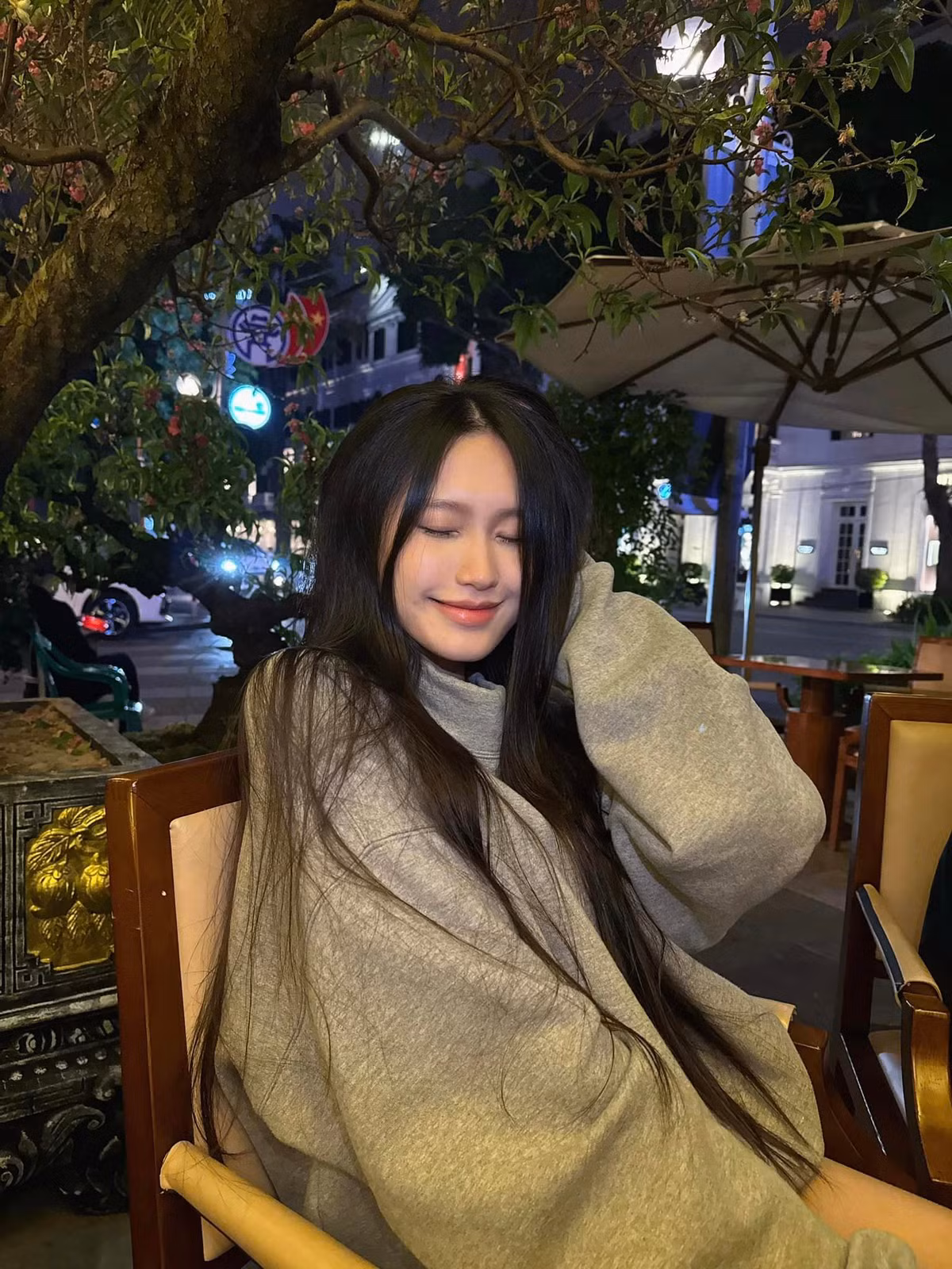 "Team qua đường" nhiều lần bắt gặp hình ảnh bà xã Văn Hậu bụng lùm lùm đi dạo phố cùng bạn bè khiến nghi vấn có tin vui càng lan rộng.