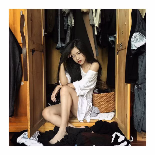Ở thời buổi mà cặp mắt của cư dân mạng có mặt ở khắp mọi nơi, hẳn Hàn Hằng và Huyme đã thoả thuận với nhau sẽ tuyệt nhiên không follow hay để lại vết tích gì. Nếu không chỉ một nút follow "lạ lùng" thôi cũng bị soi ra ngay.