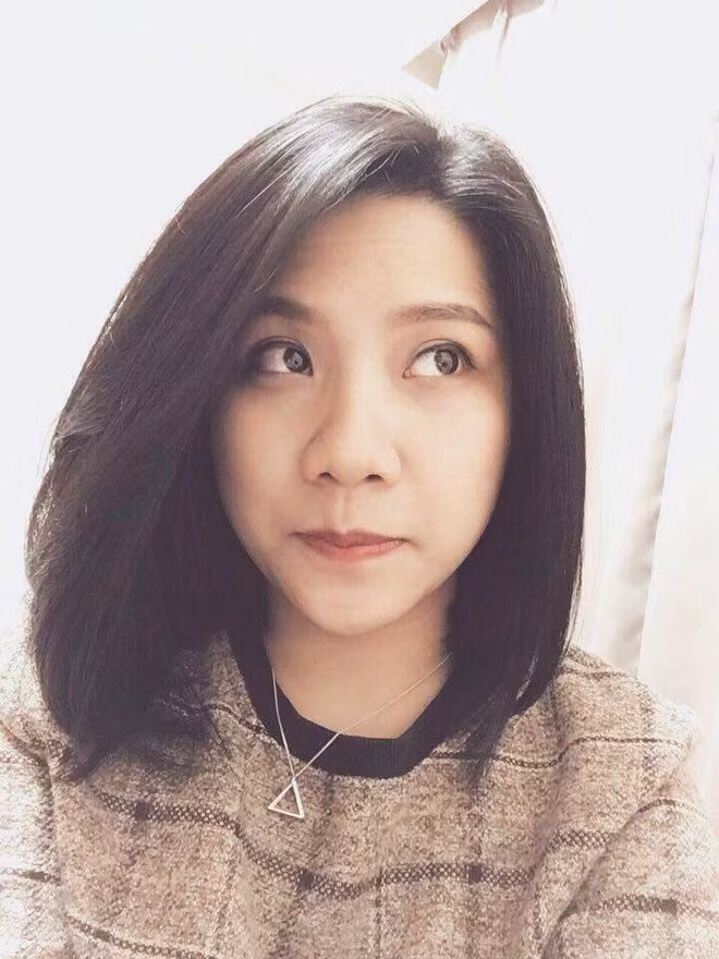 Hoàng Anh trông rạng rỡ, đáng yêu trong những hình ảnh đời thường. Nữ giảng viên còn có phong cách thời trang trẻ trung và thanh lịch.