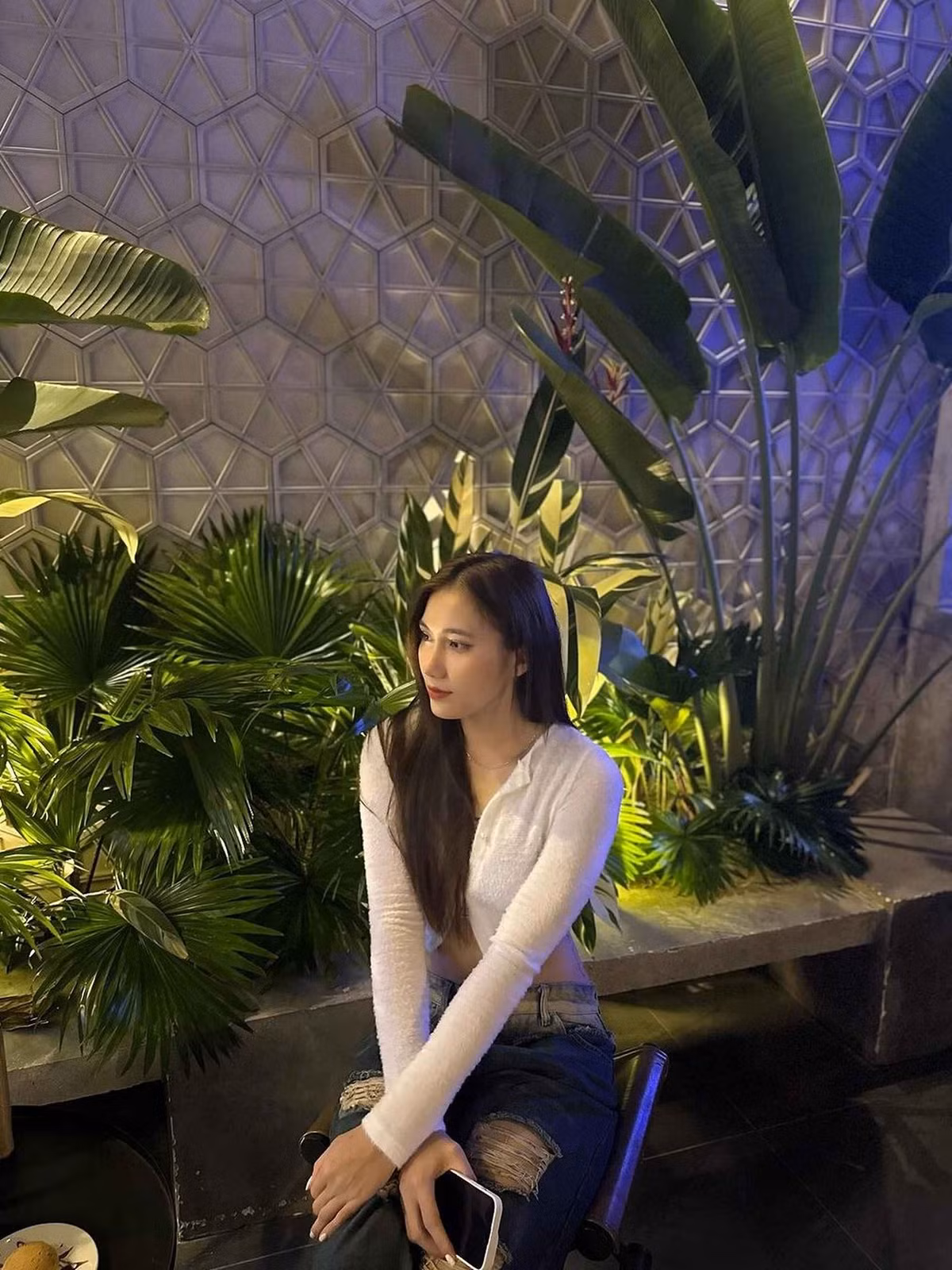Sức hút của Lan Vy lan tỏa từ sân đấu ra đời thường. Cô được người hâm mộ khen có gương mặt thanh tú, nét giống lai Tây và vóc dáng cân đối, làn da sáng.
