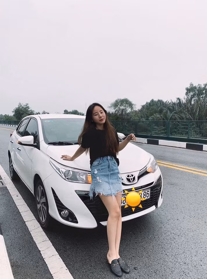 Tuy không sở hữu làn da trắng nõn nà hay gương mặt xinh nổi bật nhưng các nét của Thảo Trinh đều rất thu hút, hướng đến vẻ đẹp sang chảnh, hiện đại.