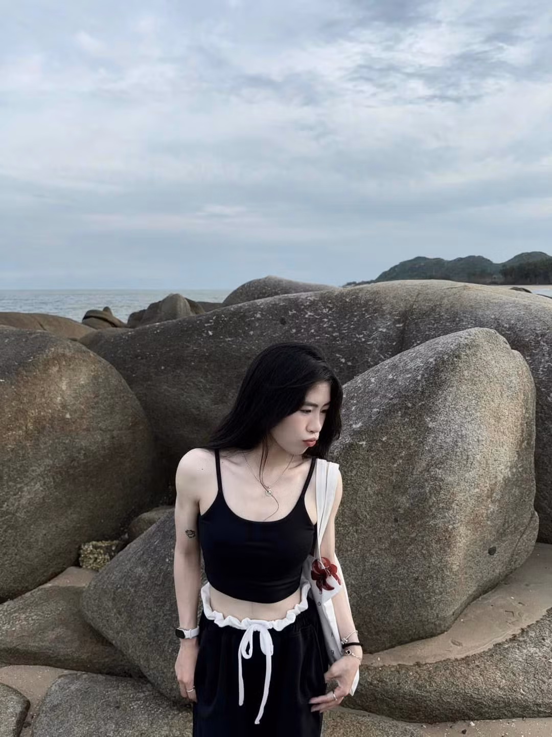 Ngắm mây xanh, ôm biển rộng, cảm nhận cát vàng và yêu Em", Thanh Nhã viết trên trang cá nhân Facebook.