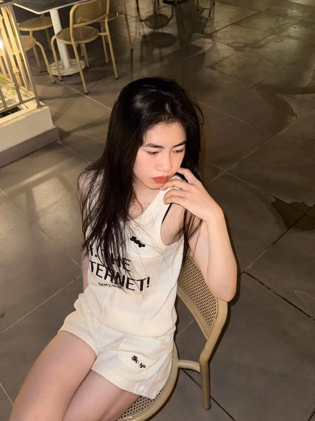 Thanh Nhã chuộng diện váy ngắn phối cùng áo phông, áo thun và đi giày thể thao.