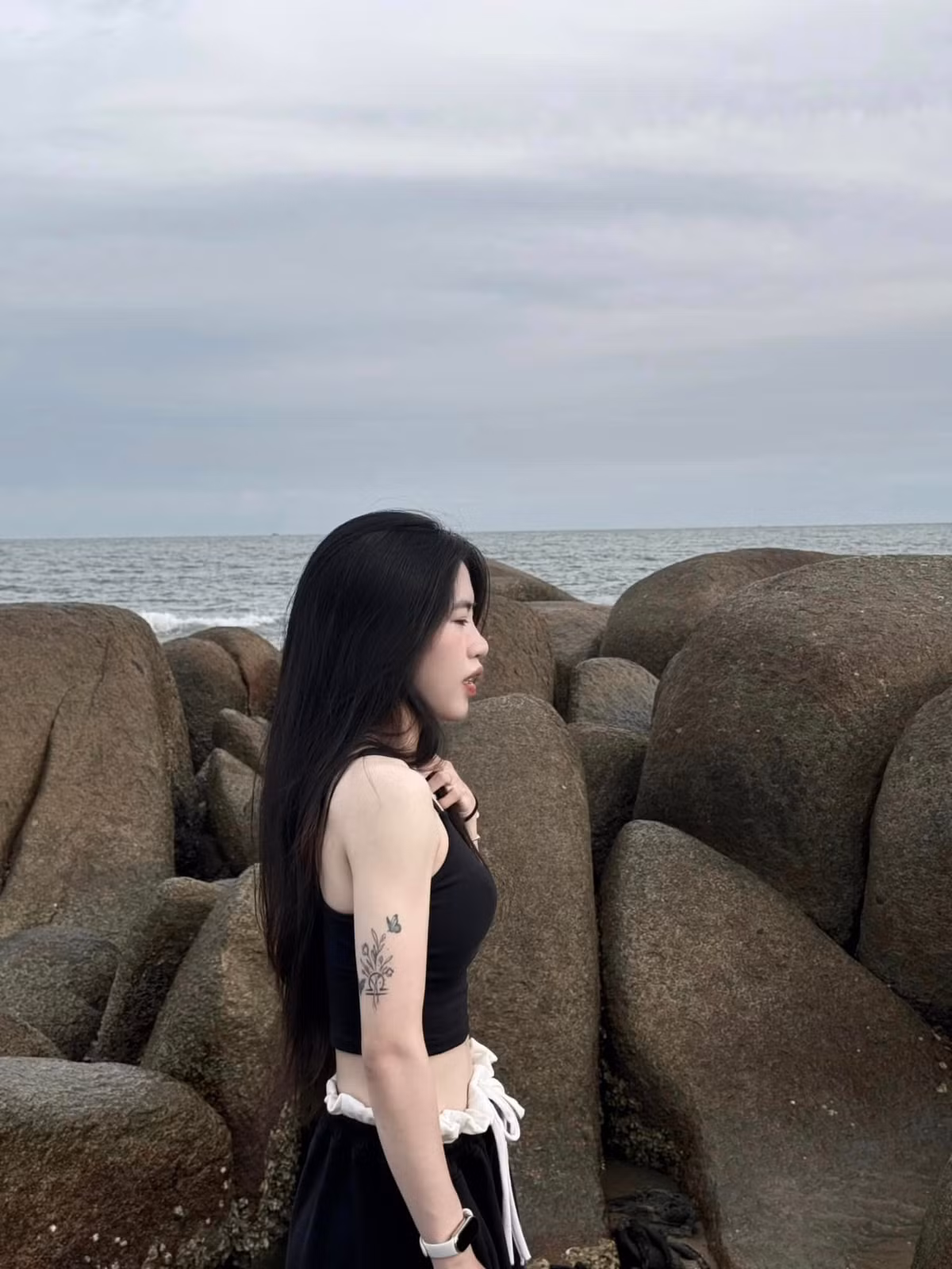 Bên dưới bài đăng, "cơn lốc đường biên" nhận được rất nhiều lời khen ngợi của cộng đồng mạng. Rất lâu rồi cô nàng tiền vệ mới khoe ảnh xinh đẹp như vậy trên trang cá nhân của mình.
