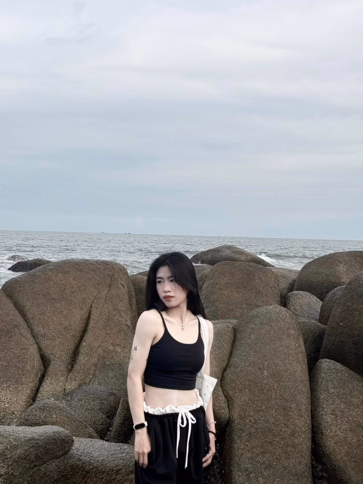 Thanh Nhã lên đồ khoe trọn vòng eo thon gọn