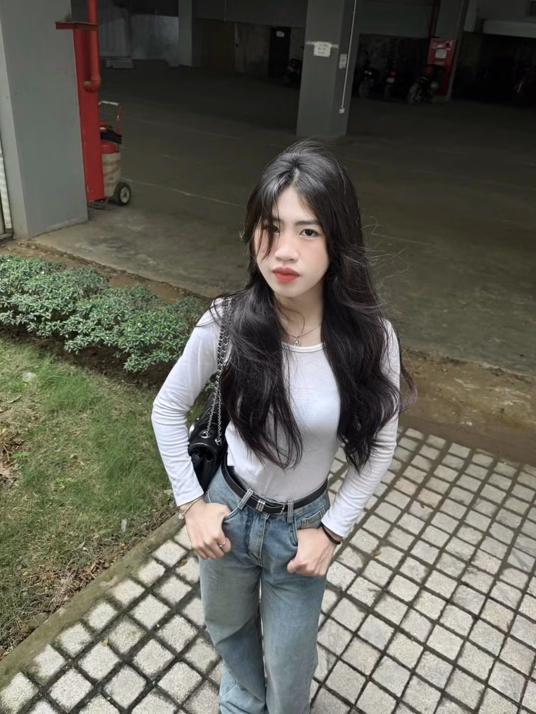Sở hữu chiều cao 1m62, cùng vóc dáng thon thả nhờ tập luyện thể thao đều đặn, Thanh Nhã tự tin diện các trang phục tôn vòng eo.