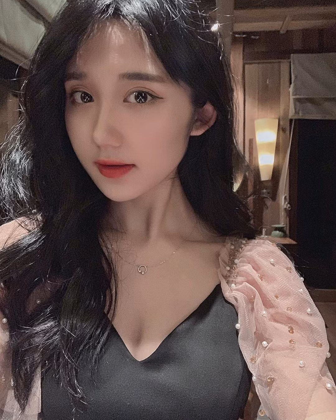 Streamer Mina Young chính thức gây được sự chú ý khi gia nhập vào SBTC. Không chỉ có vẻ ngoài cao ráo và xinh đẹp, cô nàng còn khiến nhiều chàng trai mê mẩn vì sở hữu giọng hát ngọt ngào.
