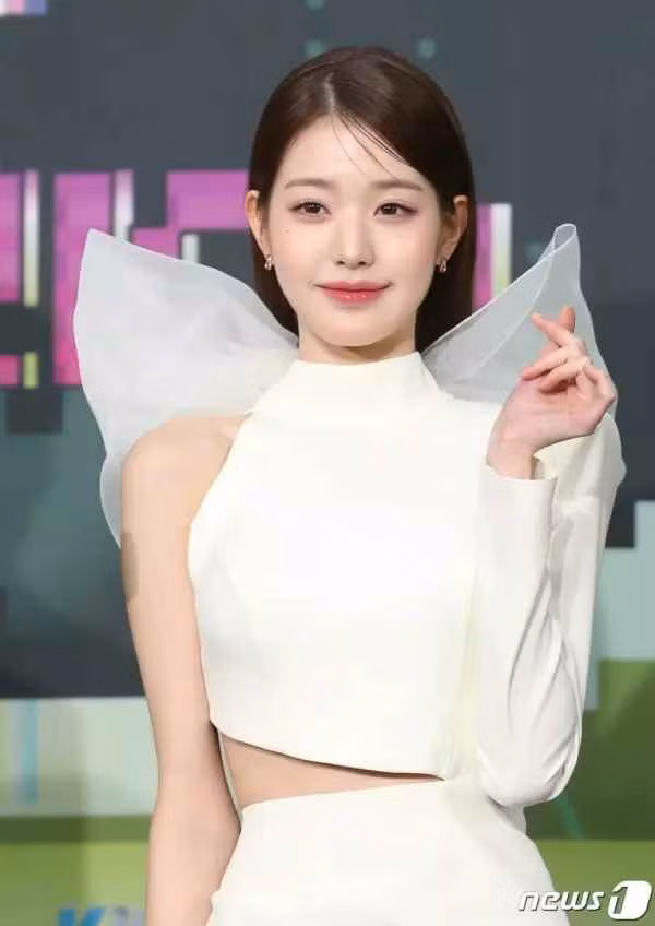 Sau khi vượt qua nhiều đối thủ "nặng ký", Won Young giành hạng 1 chung cuộc và có được tấm vé debut với IZ*ONE. Cô cũng trở thành center của nhóm.