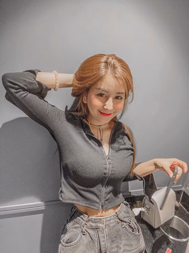 Trái với hình ảnh mặc áo dài nền nã, khoe trọn vòng nào ra vòng nấy, Võ Ngọc Trân thường diện những trang phục trễ vai hay kiểu dáng crop top giúp khoe sắc vóc thanh mảnh.
