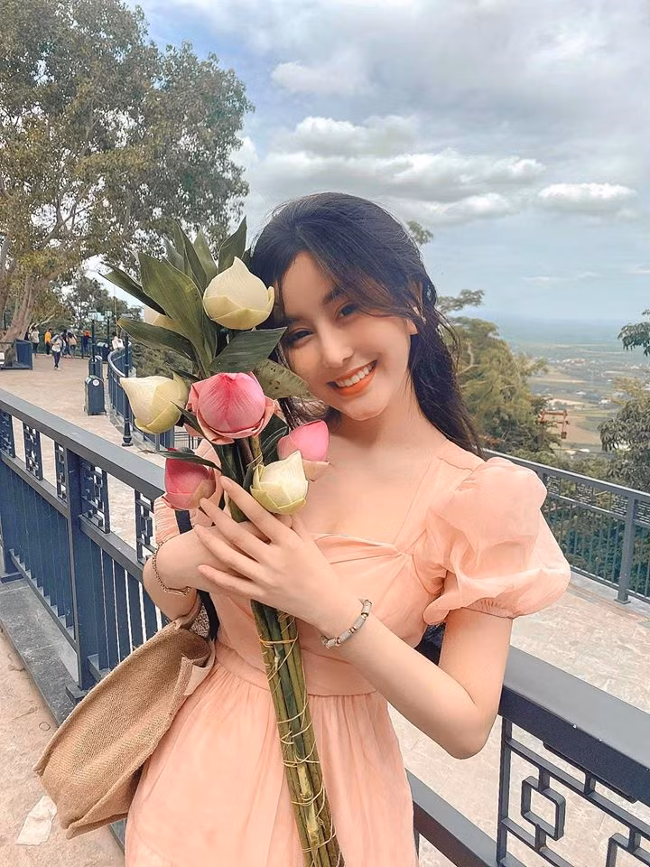 Không còn là một gương mặt xa lạ trong vũ trụ hot girl Sài Gòn, Võ Ngọc Trân gây ấn tượng với gương mặt xinh đẹp không góc dìm hàng, body cực chuẩn đồng hồ cát với vòng 1 nổi bật.