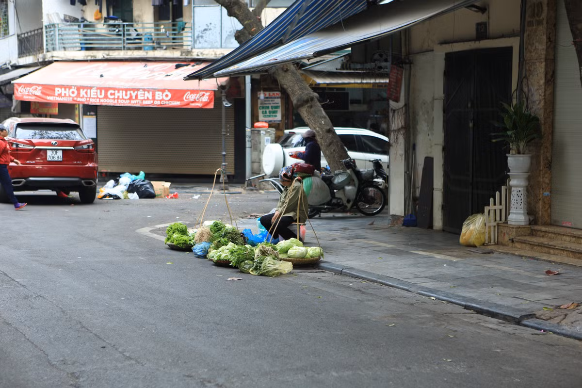 Một gánh rau tại góc đường chợ Ngô Sĩ Liên.