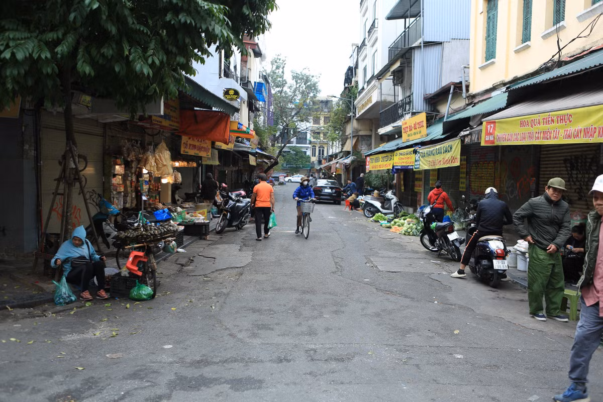 Chợ Ngô Sĩ Liên còn khá vắng người mua ở phiên chợ ngày mùng 2 Tết.