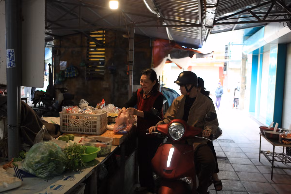 Chị Hiền cho biết: "Trước Tết cũng có nhiều việc phải giải quyết nên tôi chỉ mua một số thực phẩm, hôm nay ở chợ cũng đã có bán hàng rồi, tôi lựa chọn một số loại rau xanh để về làm cơm, đi chợ ngày này thấy nhẹ nhàng, không quá đông đúc như những ngày giáp Tết".