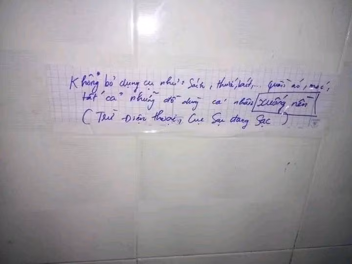 Nhớ nhé chỉ có điện thoại đang sạc mới được để dưới nền nhà thôi!