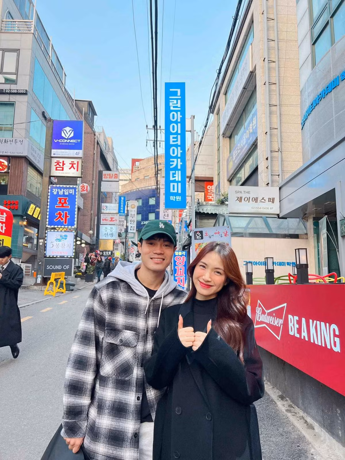 Trưa ngày 4/10, Hoà Minzy đã chia sẻ lại bài viết này và bối rối đính chính tin tức sai sự thật: "Gì vậy. Cô gái này không phải tôi. Không có nhập nhằng nha, cái gì cần rõ ràng là rõ ràng nha".