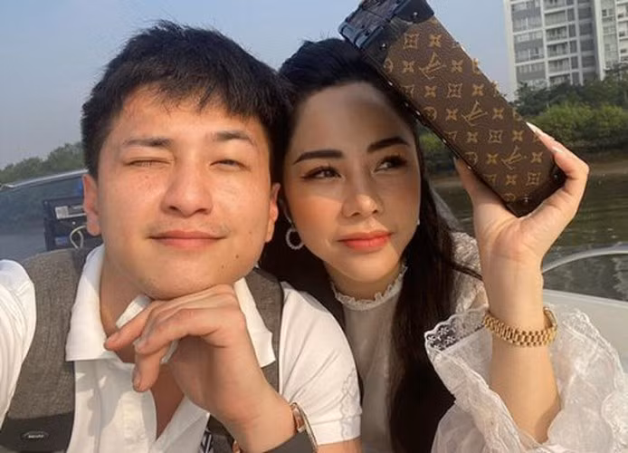 Thậm chí, khi bạn trai thử đồ, Bạch Lan Phương chăm chút với những hành động như sửa cavat, cài cúc cho Huỳnh Anh.
