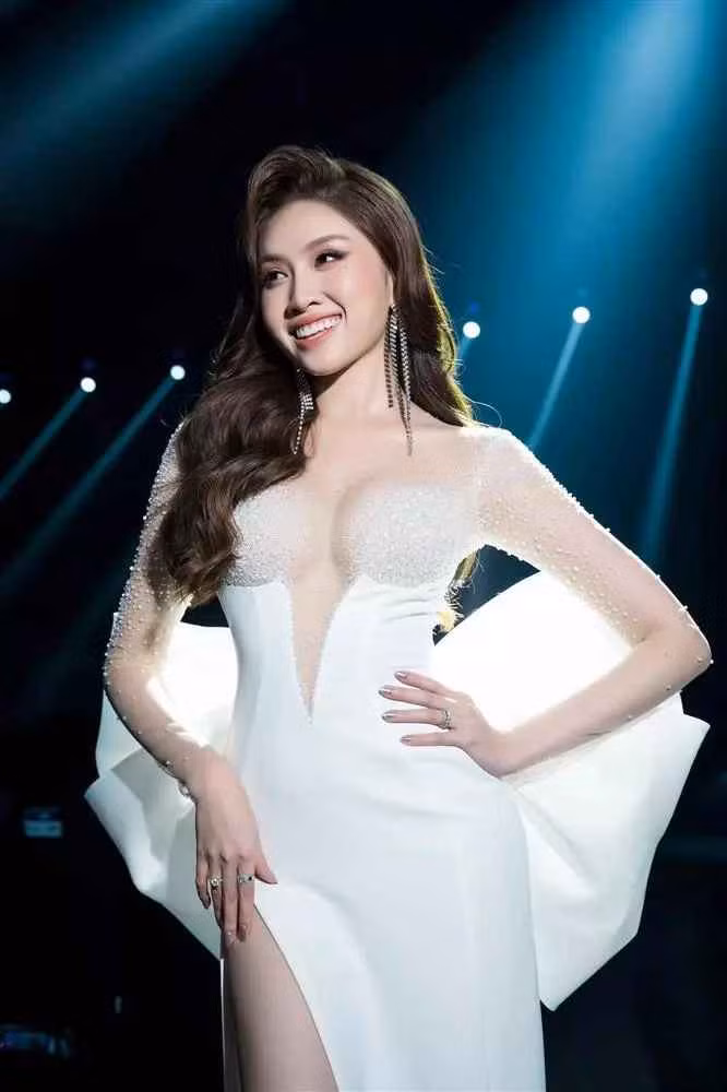 Thanh Thanh Huyền sinh năm 1996 tại Nha Trang, được biết tới là MC song ngữ Việt – Anh có nhiều kinh nghiệm trong các chương trình nghệ thuật. Cô từng đỗ thủ khoa ngành Kinh doanh Thương mại của Đại học Nha Trang.