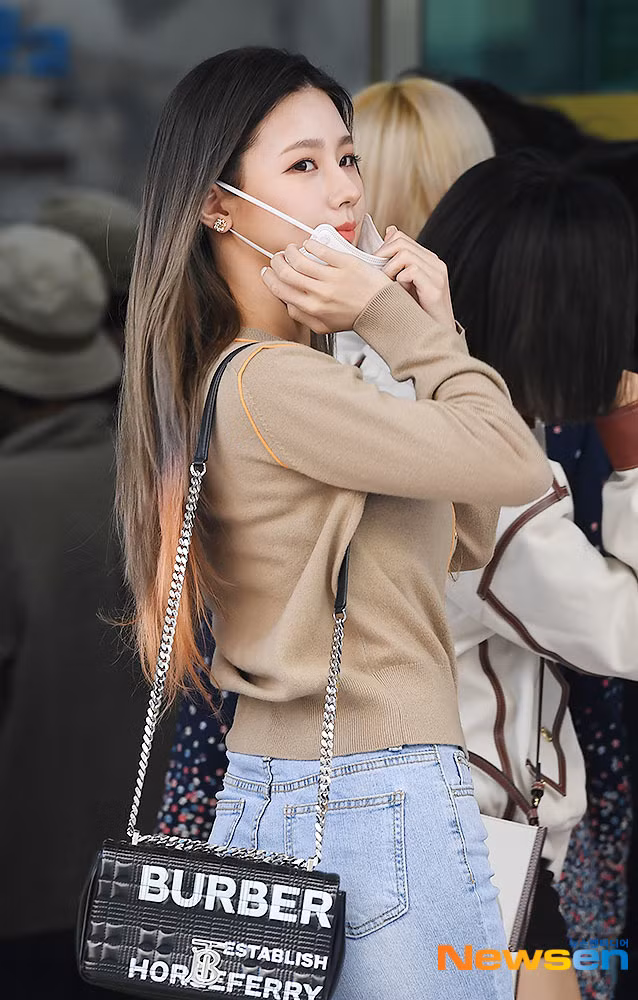 Thậm chí, fan còn cảm thấy bất mãn khi Miyeon bị đối xử bất công. Điển hình như trong ca khúc mới phát hành Oh My God, cô chỉ hát được 16s khiến người hâm mộ bức xúc.