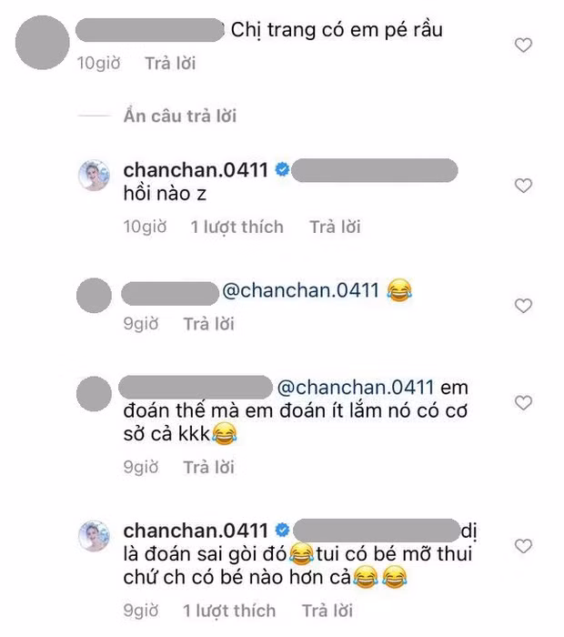 Theo đó, vợ streamer Xemesis đã đăng loạt ảnh cực xinh với một chiếc váy bó sát màu xanh nước biển được cắt xẻ táo bạo kết hợp túi Balenciaga và giày Alexander Wang.