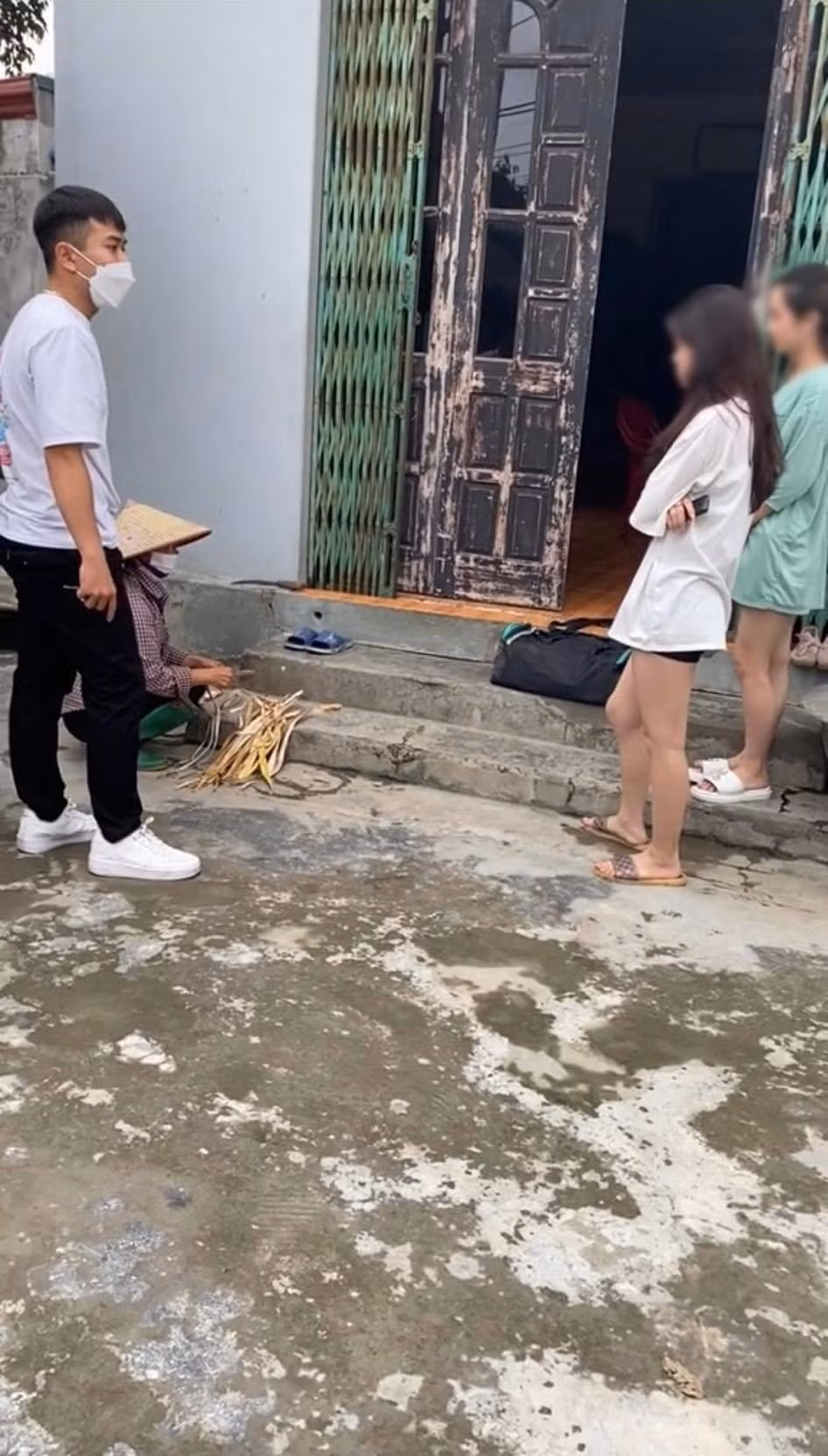 Đáp lại, người mẹ nhỏ nhẹ giải thích: “Nhà mình khác, nhà bạn khác. Mẹ có thương nhưng sẽ không thương kiểu này. Gia đình mình thế này không thể chạy theo xu hướng được.”