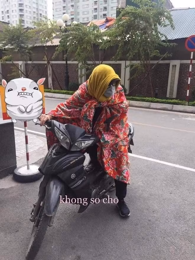 Để chống lại cái lạnh, nhiều người dân khi tham gia giao thông lại chọn cho mình cách tránh rét bằng việc quấn những chiếc chăn khổ rộng và cồng kềnh khi điều khiển xe máy rất nguy hiểm.
