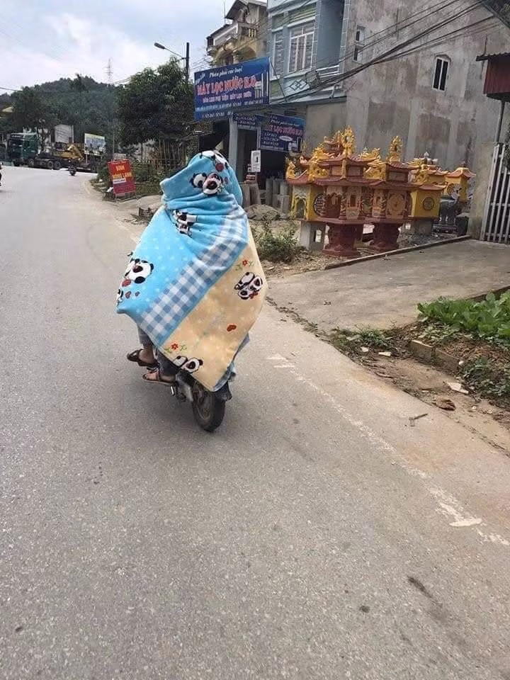 Dù đã cố thu gọn chiếc chăn để đỡ vướng víu nhưng phần dưới của chiếc chăn vẫn bị thả xuống sát đất khiến nhiều người phải ngoái nhìn.