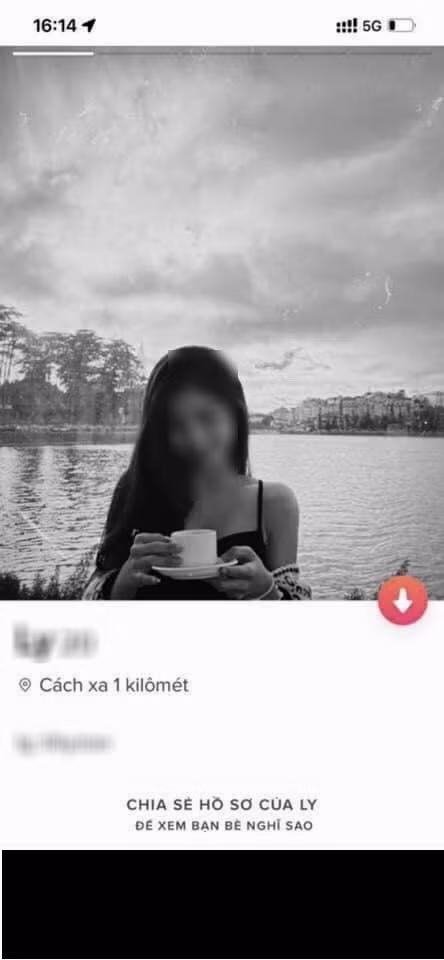 Mới đây, một chàng trai trẻ có nickname D.N cũng chia sẻ câu chuyện "cười ra nước mắt" mà mình trải nghiệm khi chơi Tinder. Theo đó, anh chàng kết nối và làm quen được với một cô gái có "profile" khá ấn tượng. Nàng giới thiệu mình là người mẫu, 20 tuổi, tên T.T.L.