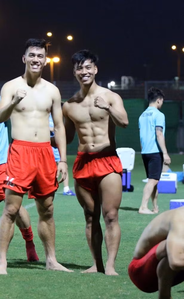 Nhiều người bày tỏ không thể nhịn nổi cười với khoảnh khắc này, còn đùa Văn Thanh chính thức "mất zin vòng ba". Số khác lên án trợ lý Lê Huy Khoa, cho rằng ông đã "chơi quá" học trò.
